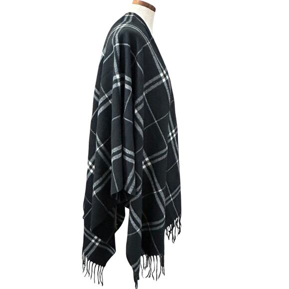 Quacker Factory Plaid Shawl Wrap One Size Black White Fringe Cozy Cottage Lounge - Picture 3 of 8